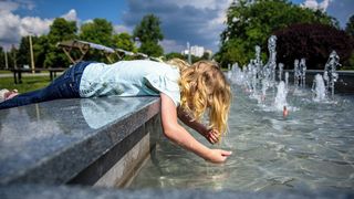 Dusno ještě umocní zátěž horkem, meteorologové rozšířili výstrahu před vedrem